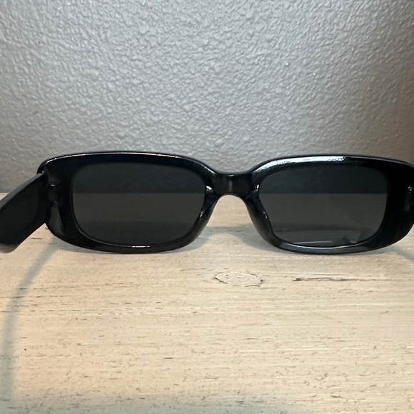 Stylish Black Rectangular Sunglasses - Picture 3 of 5